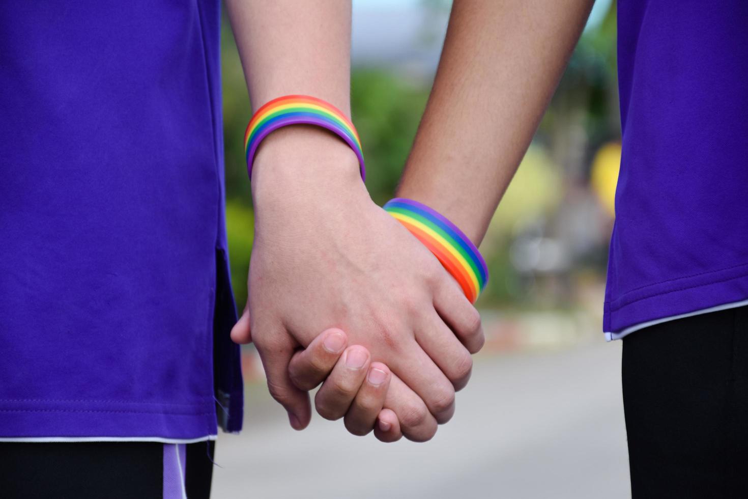 arcobaleno polsino indossare nel mano di giovane asiatico gay per mostrare e rappresentare Genere diversità, per rispetto umano diritti nel alternativa sesso, per fermare punire omosessuali nel alcuni religioni foto