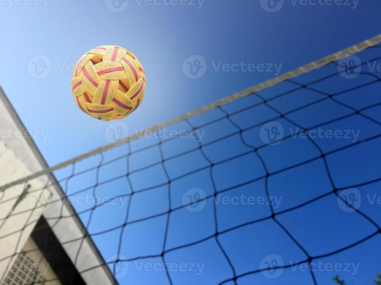 sepak takraw sfera, popolare sport di sud-est asiatico Paesi, morbido e selettivo messa a fuoco, all'aperto sport e ricreativo attività concetto. foto