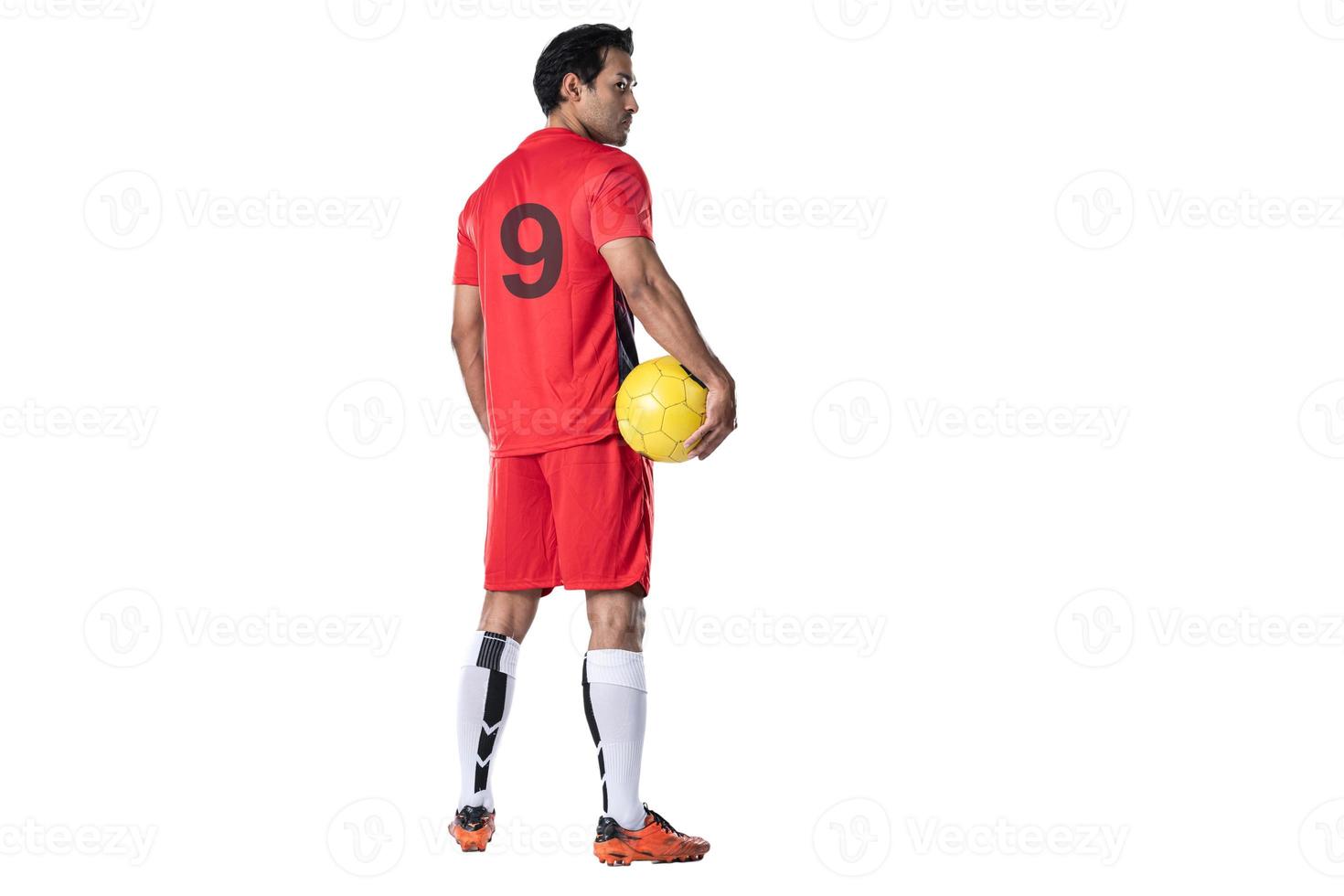 professionale calcio giocatore nel rosso formazione uniforme posa su un' bianca sfondo calcio concetto attivo. foto