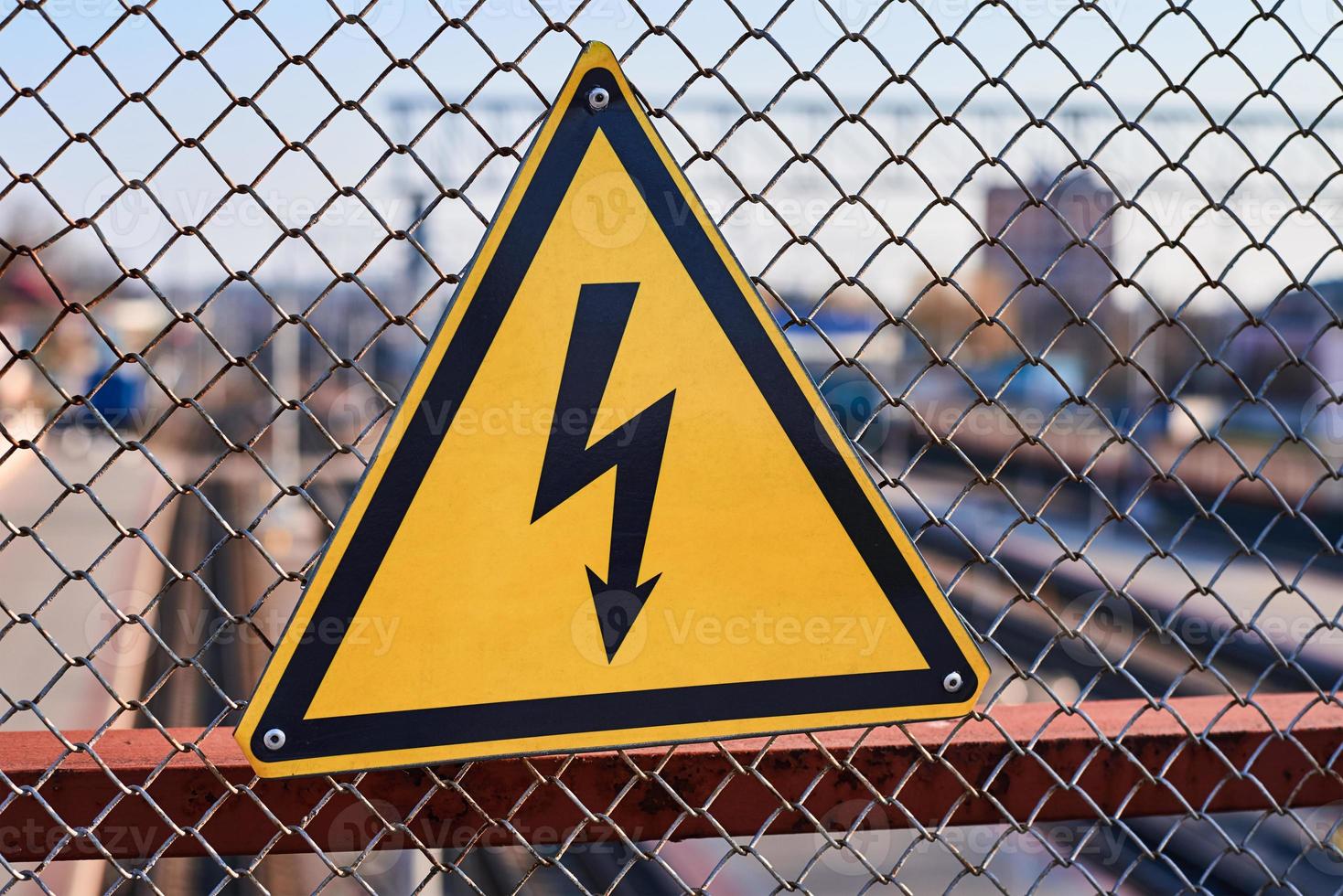 elettrico rischio cartello. alto voltaggio elettricità su un' ferrovia stazione foto