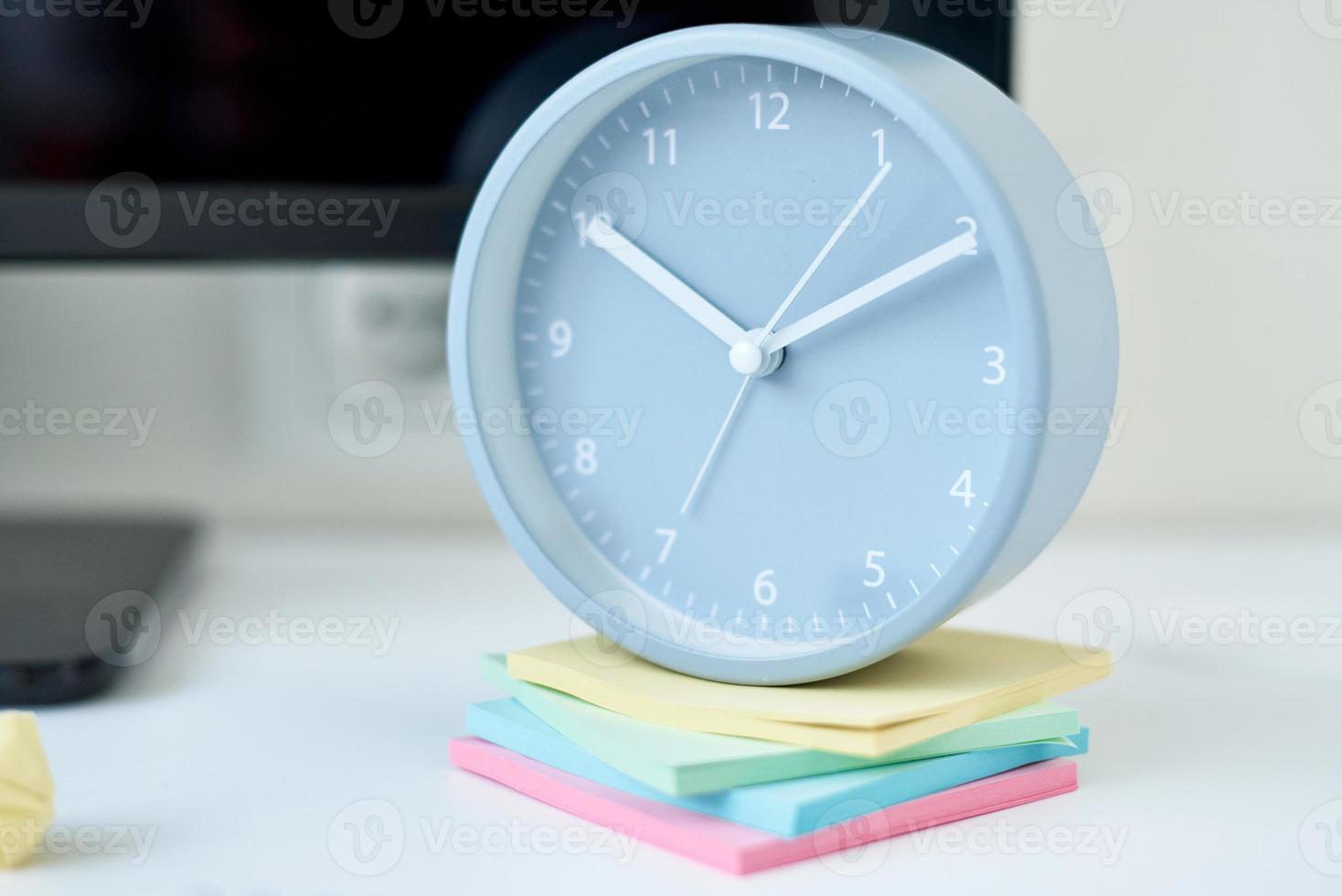 grigio il giro allarme orologio e colorato appiccicoso Appunti su un' bianca sfondo foto