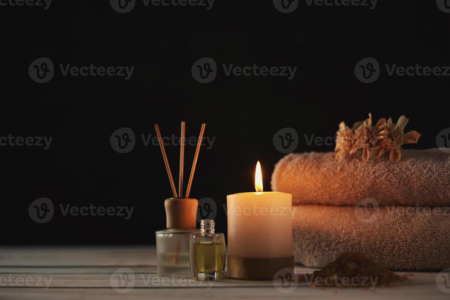asciugamani, candela e massaggio olio su bianca tavolo foto