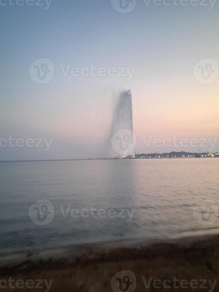 sera Visualizza e tramonto a partire dal jeddah spiaggia è molto Bellissima. folle di persone gregge per jeddah spiaggia per orologio il tramonto. foto