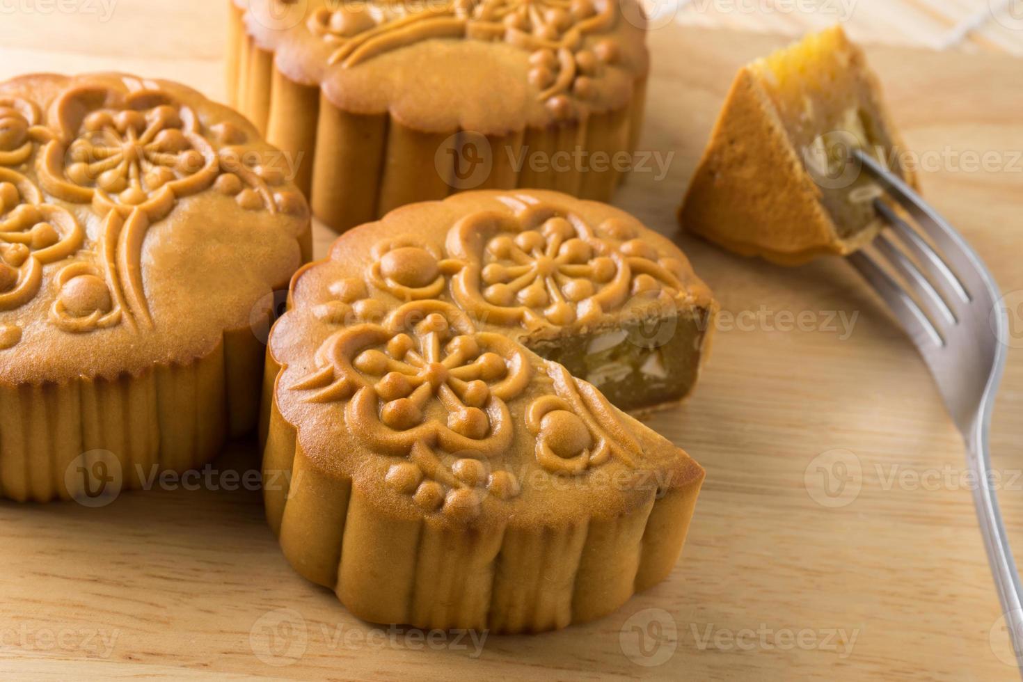 mooncake tradizionale cinese, su taglieri di legno foto