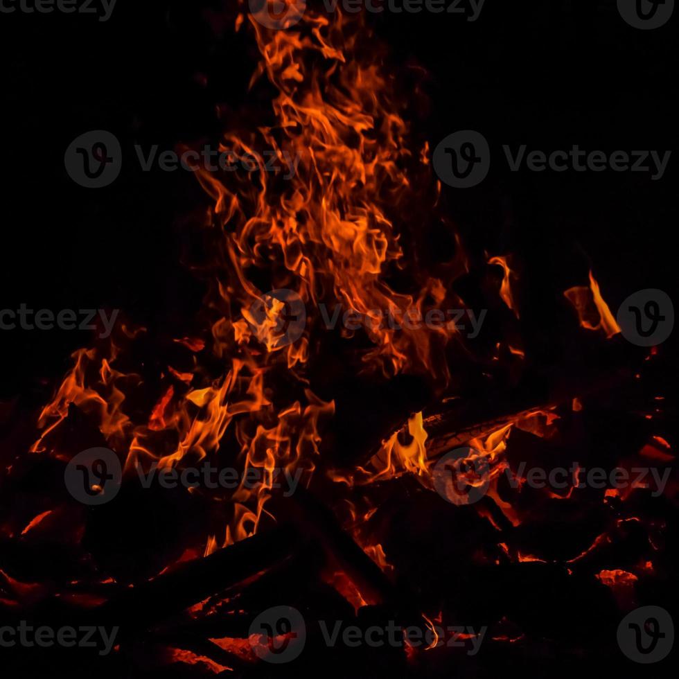 fiamme di fuoco su sfondo nero, fiamma di fuoco fiamma sfondo trama, magnificamente, il fuoco sta bruciando, fiamme di fuoco con legno e falò di sterco di vacca foto