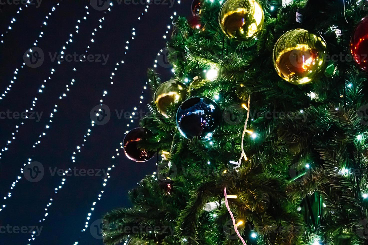 bellissimo Natale albero con decorazioni e luci. Natale ghirlanda stellato cielo. foto