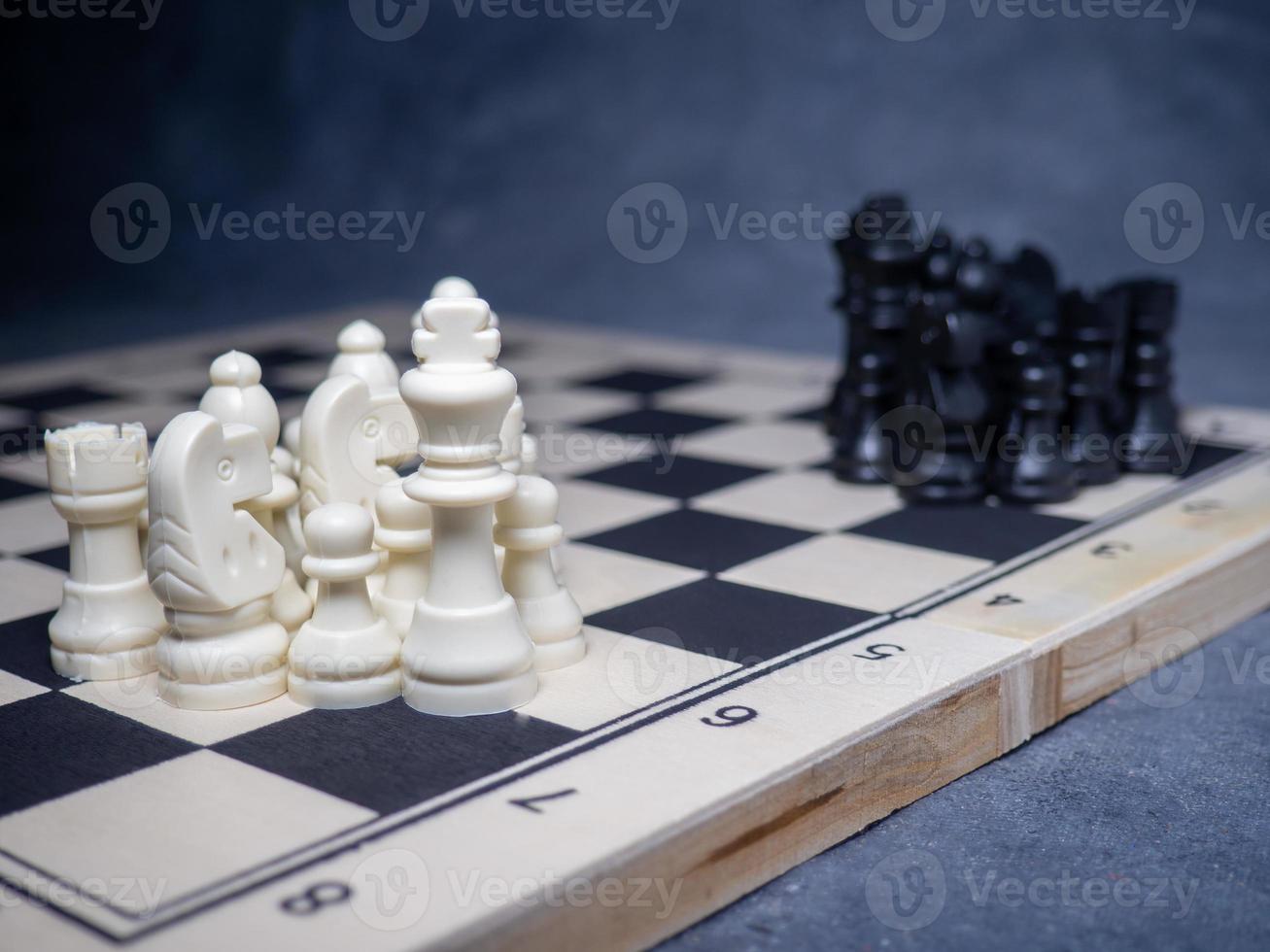 scacchi. scacchi pezzi su il tavola. tavola Giochi. controstrategia. strategico pensiero. foto