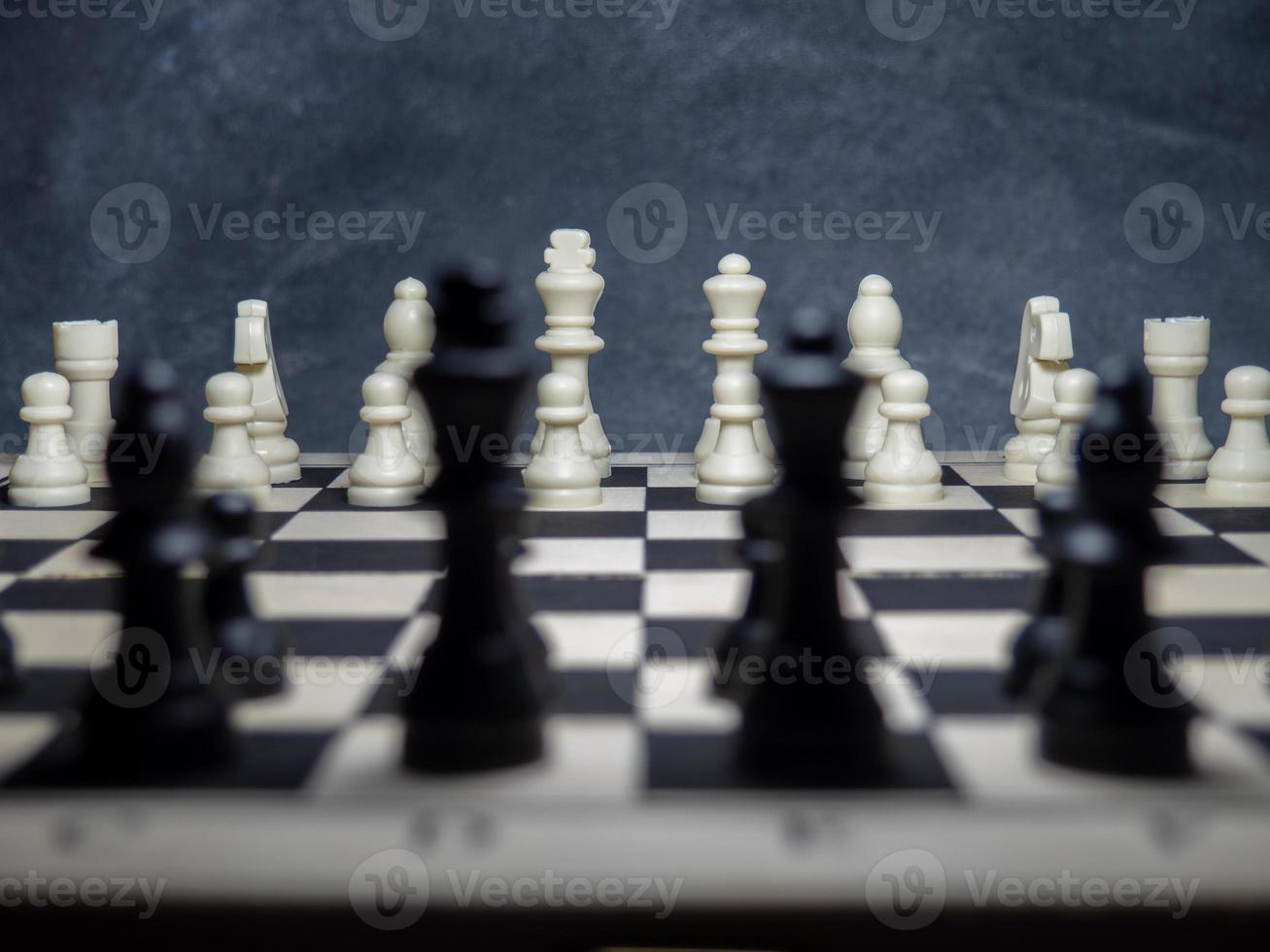 scacchi. scacchi pezzi su il tavola. tavola Giochi. plastica figure. strategico pensiero. foto