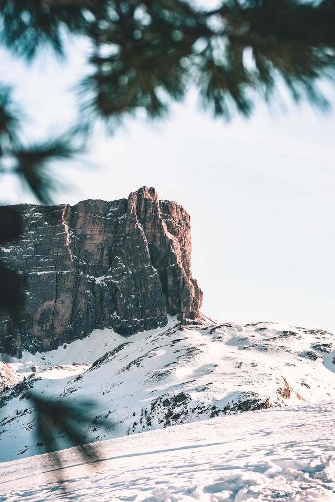 montagne innevate durante il giorno foto