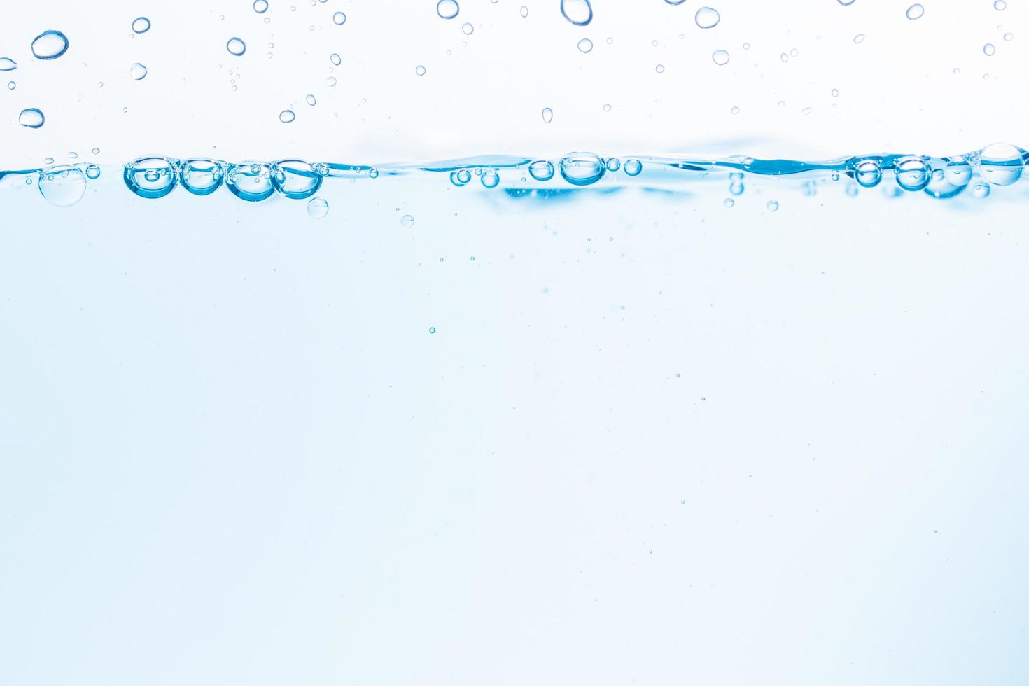 superficie delle onde di acqua blu splash su uno sfondo bianco foto