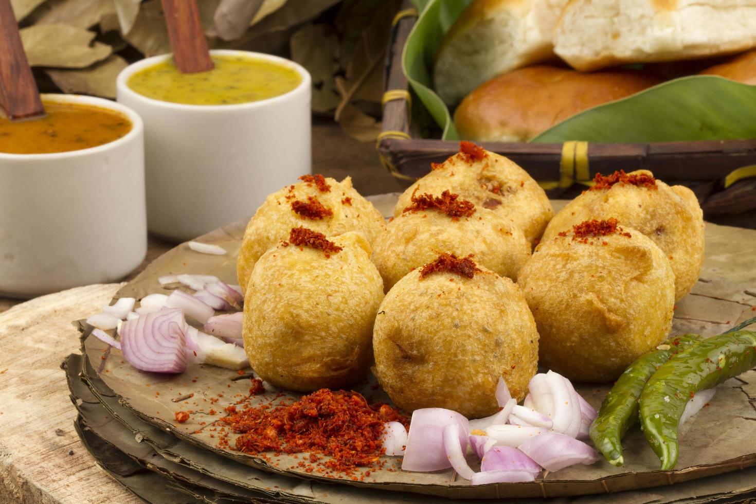 vada pav, cibo fritto indiano foto