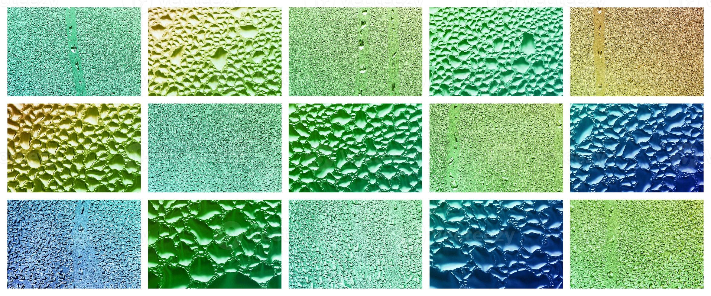 un' collage di molti diverso frammenti di bicchiere, decorato con pioggia gocce a partire dal il condensare. arcobaleno colori foto