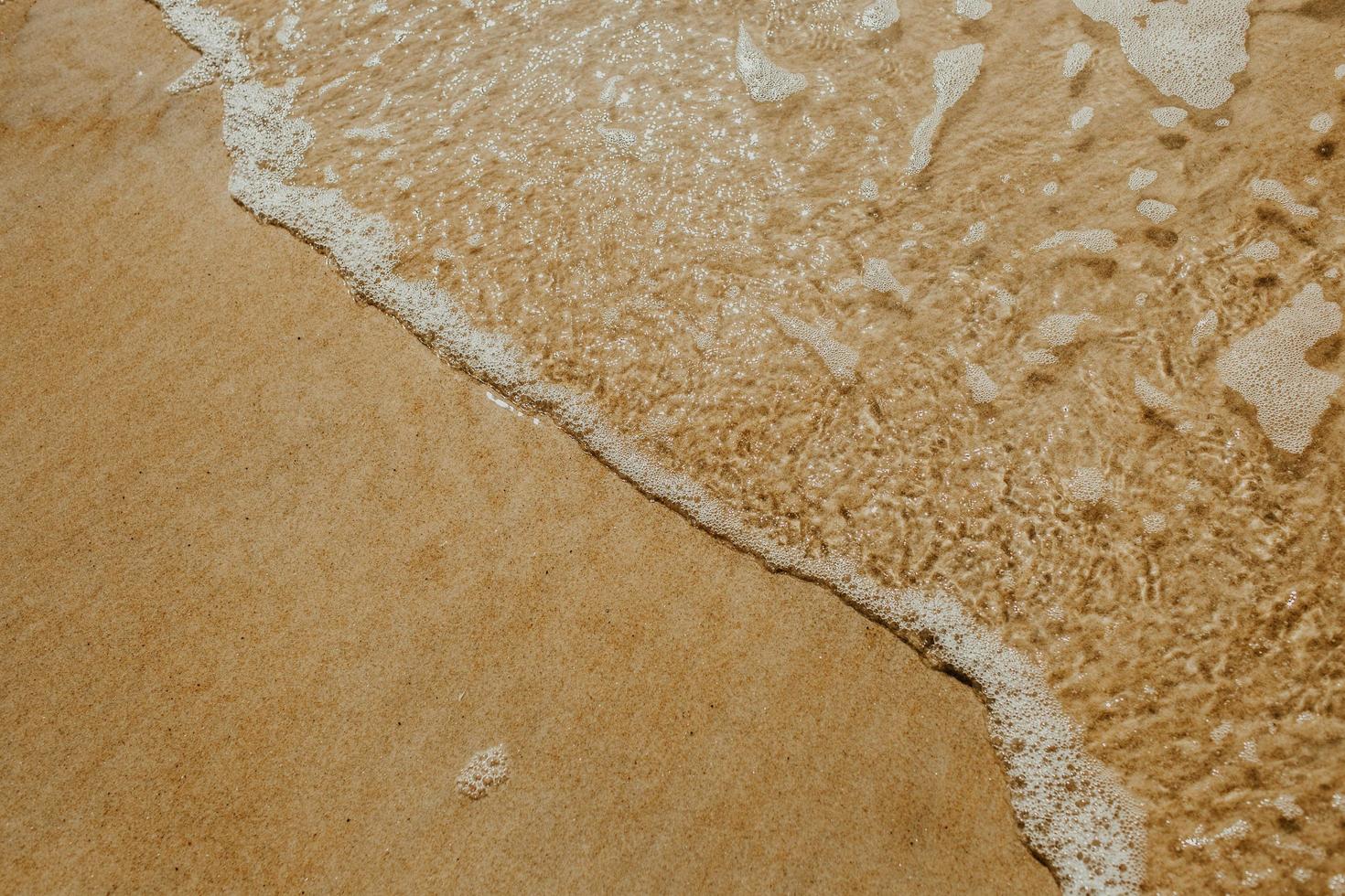 prospettiva ad alto angolo di acqua salata sulla riva foto