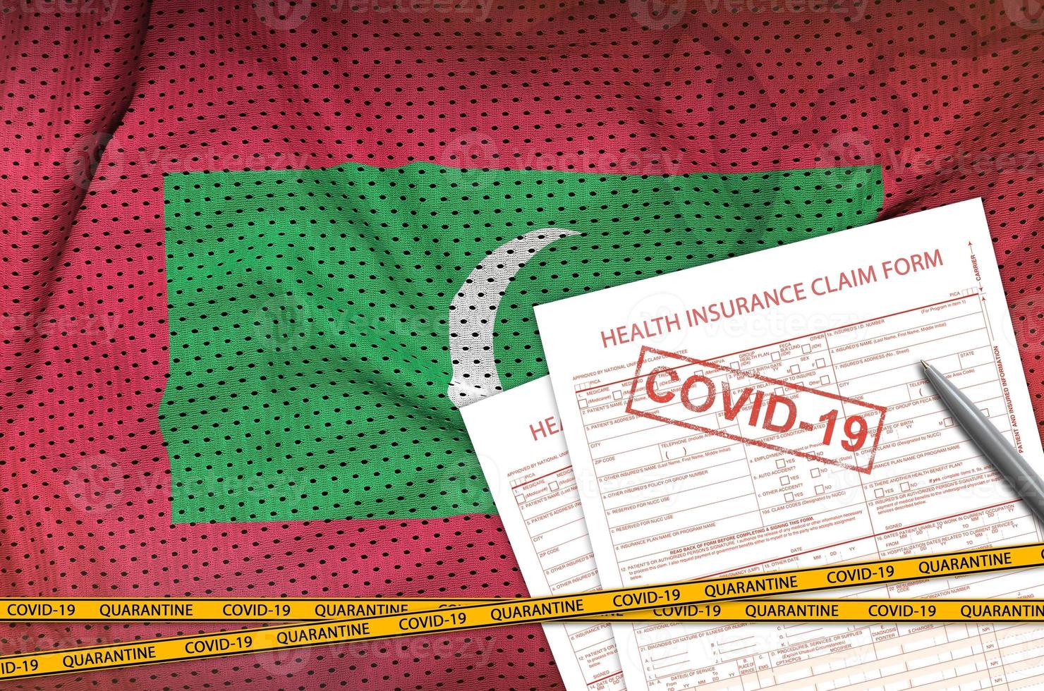 Maldive bandiera e Salute assicurazione Richiesta modulo con covid-19 francobollo. coronavirus o 2019-ncov virus concetto foto