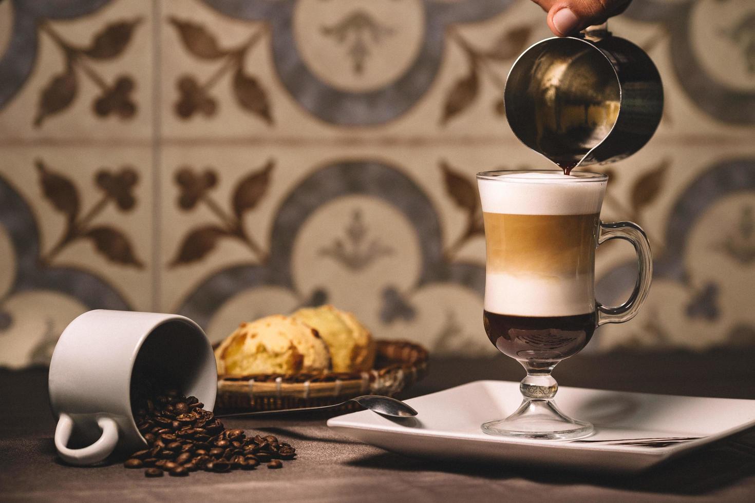 versando il caffè nel bicchiere foto