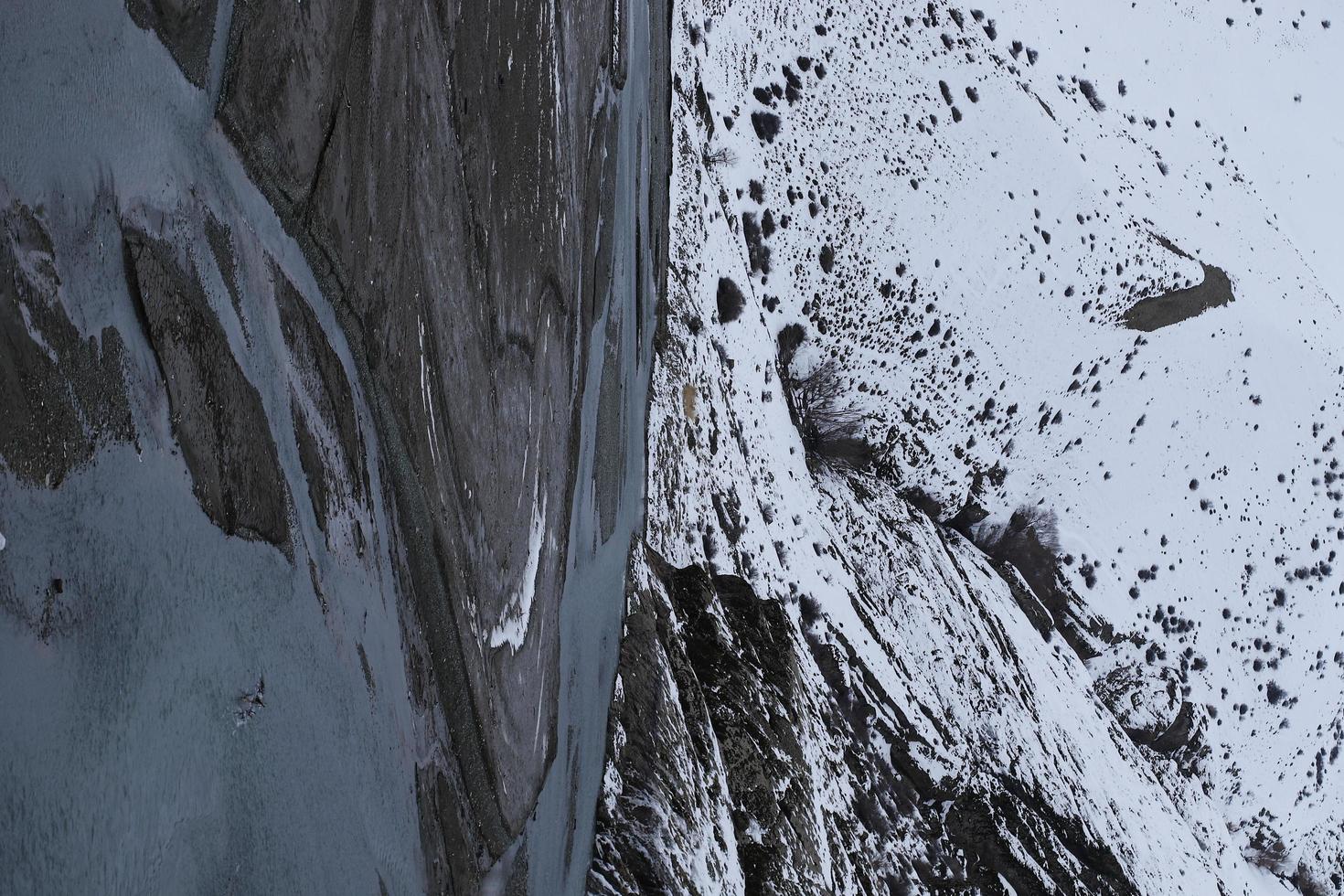 un sentiero innevato in montagna foto