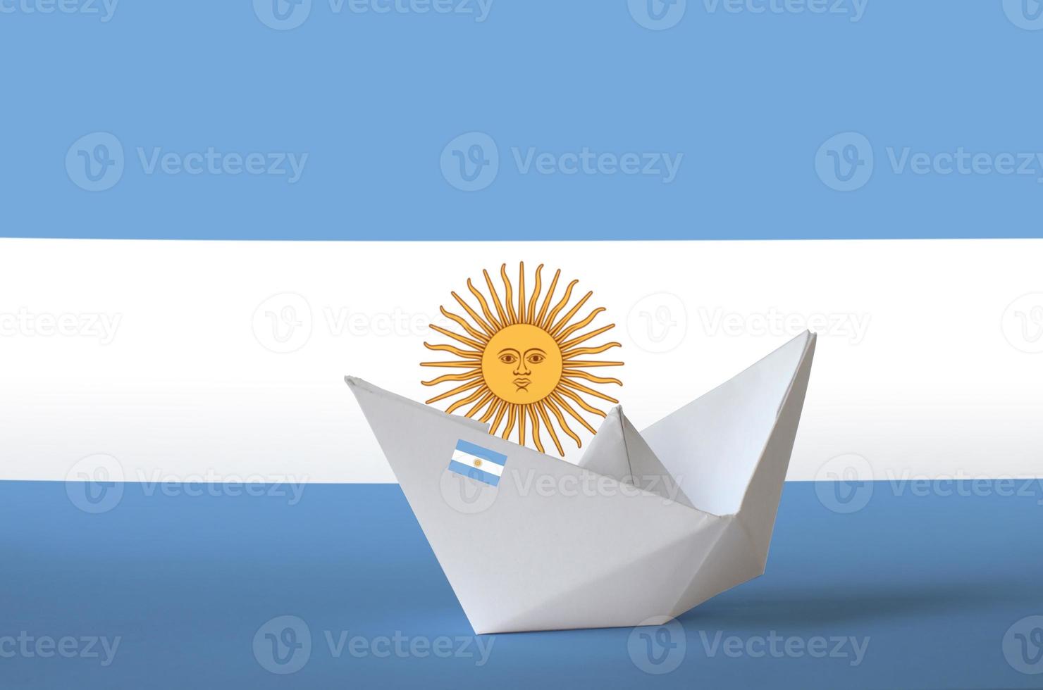 argentina bandiera raffigurato su carta origami nave avvicinamento. fatto a mano arti concetto foto