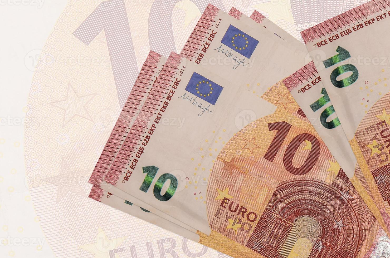 10 Euro fatture bugie nel pila su sfondo di grande semi trasparente banconota. astratto presentazione di nazionale moneta foto