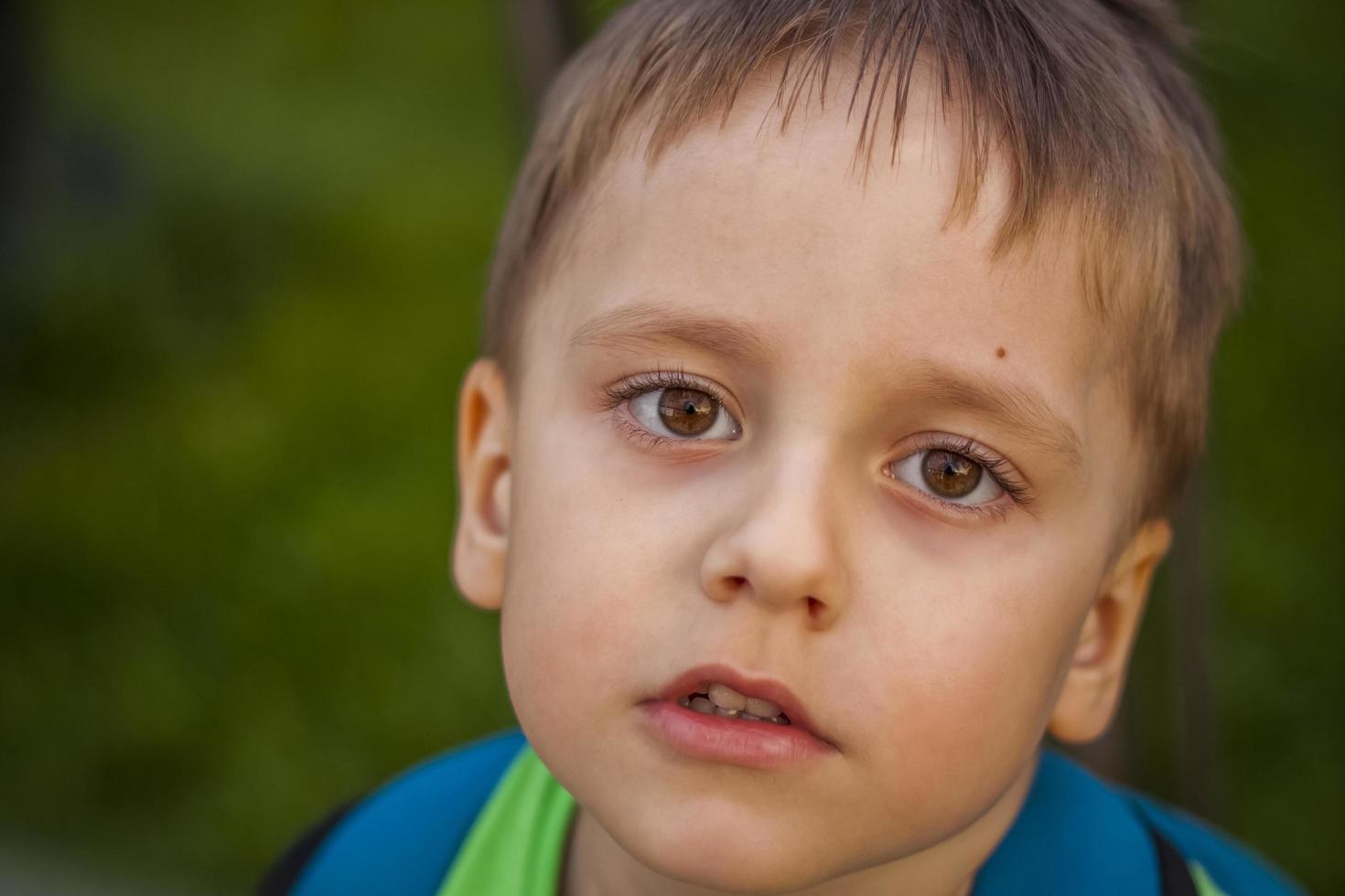 ritratto di un' bambino, un' ragazzo contro il fondale di urbano paesaggi di grattacieli e grattacielo edifici nel il Aperto aria. figli, viaggio. stile di vita nel il città. centro, strade. foto