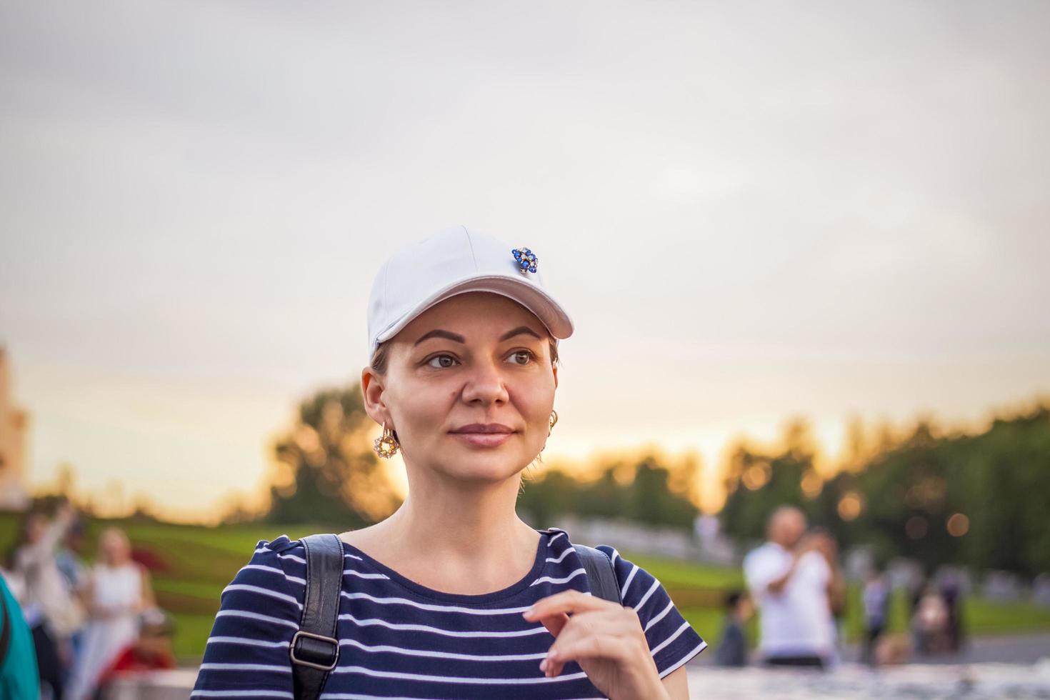 ritratto di un' ragazza nel un' berretto su il sfondo di un aria aperta urbano paesaggio. viaggio. stile di vita nel il città. centro, strade foto