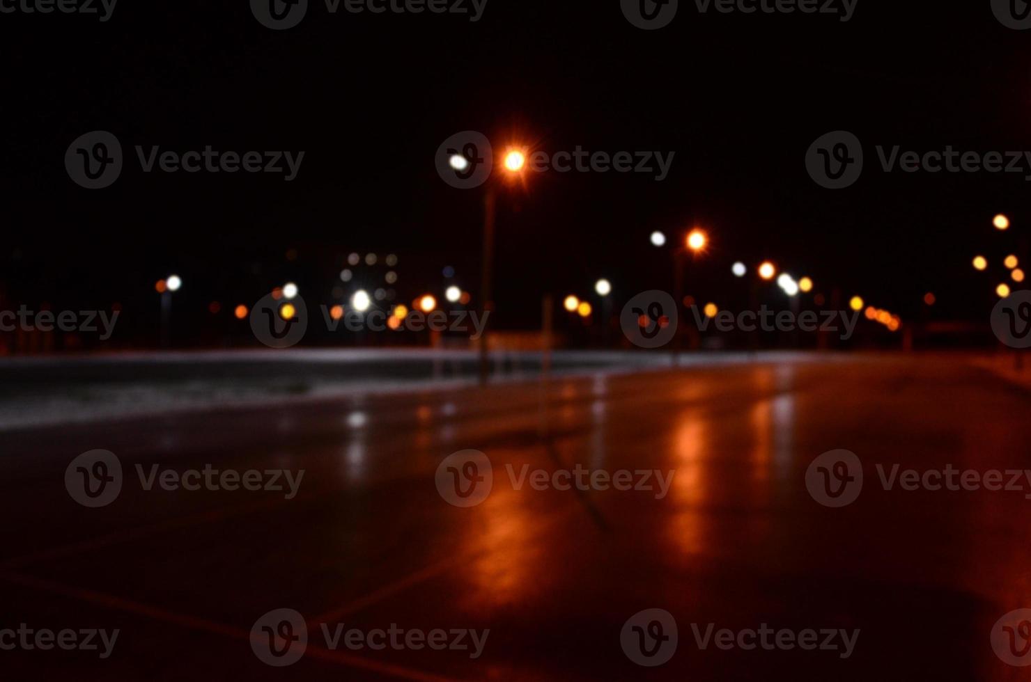 sfocato foto di scuola terreno di gioco a notte con luminosa luci