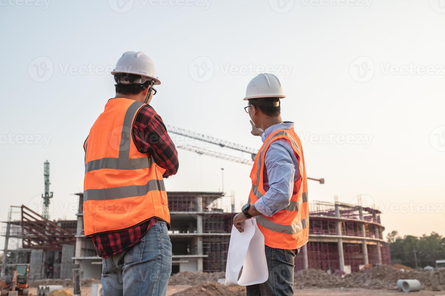 Due asiatico ingegnere Lavorando a luogo di un' grande edificio progetto, Tailandia persone, lavoro col tempo a costruzione sito, squadra di ingegnere disco a luogo foto