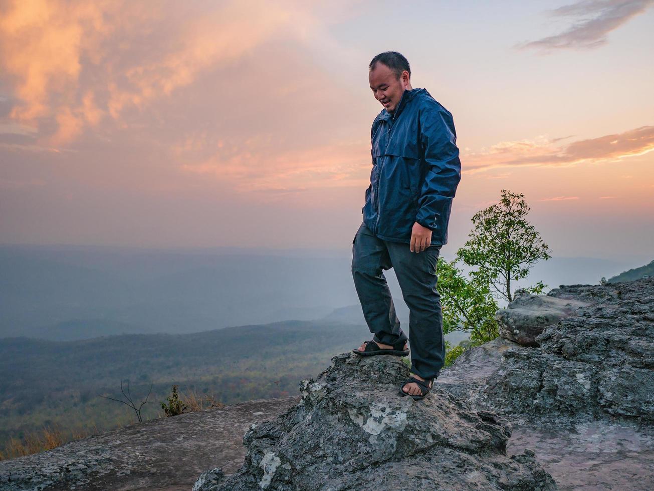 asiatico Grasso trekker con tramonto leggero su yeabmek scogliera phu kradueng montagna nazionale parco nel loei città thailandia.phu kradueng montagna nazionale parco il famoso viaggio destinazione foto