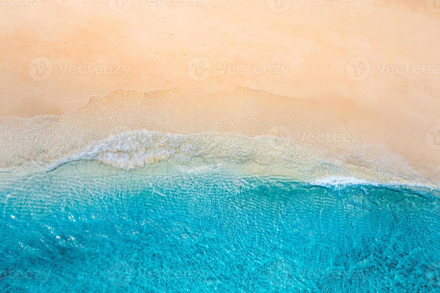 rilassante aereo spiaggia, estate vacanza tropicale mediterraneo paesaggio striscione. onde Surf sorprendente blu oceano laguna, mare riva costa. bellissimo aereo fuco superiore Visualizza. tranquillo, calmo spiaggia, mare Surf foto