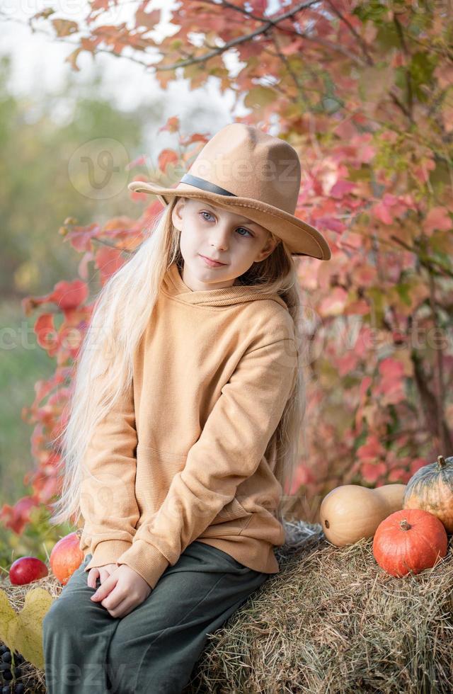 ragazza nel il fieno con zucche foto