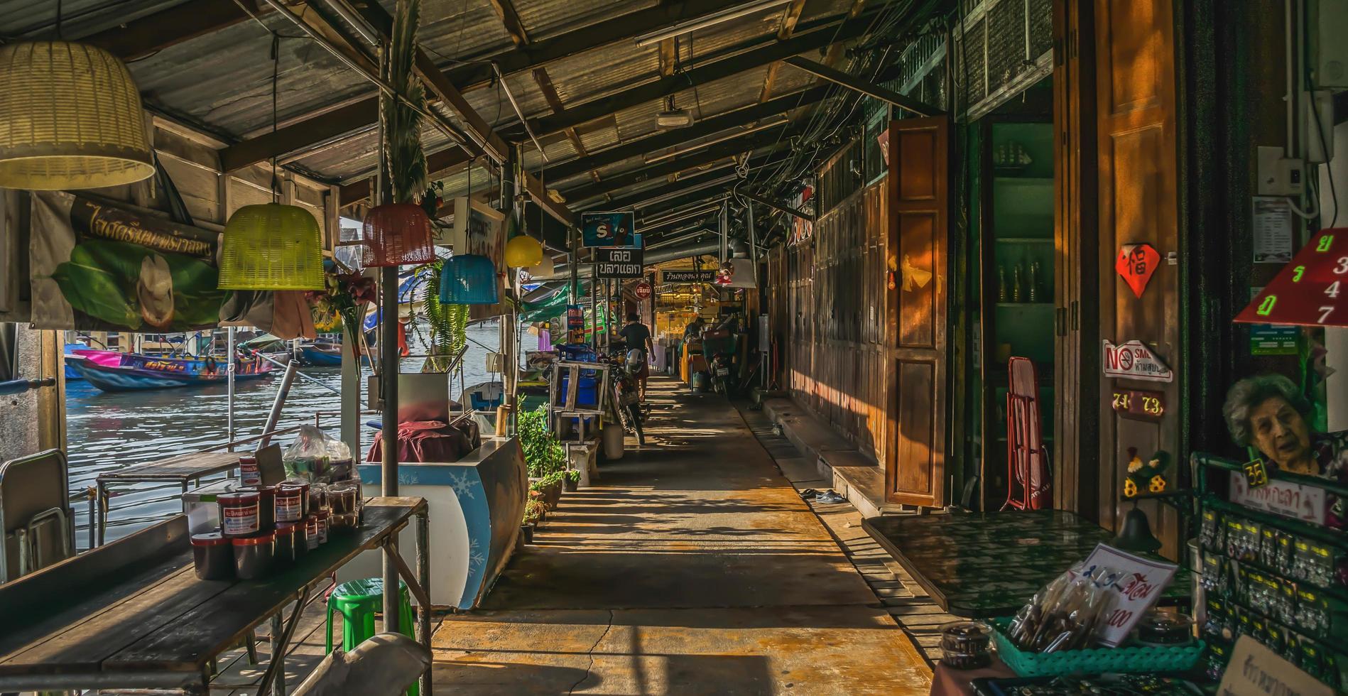 ambiente, stile di vita, Amphawa galleggiante mercato, Samut Songkhram, Tailandia. anno 2020 foto