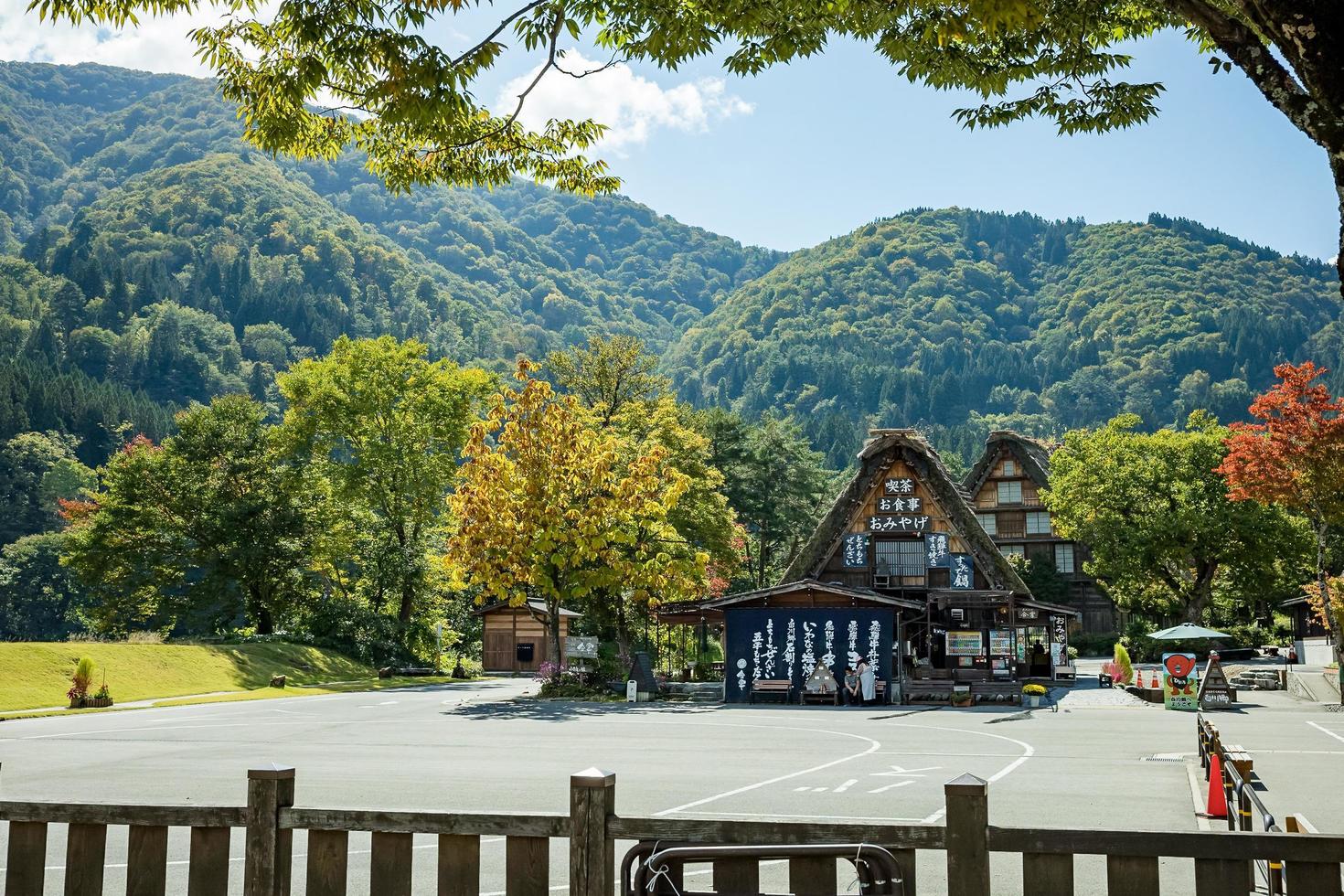 Shirakawa, gifu, Giappone - ottobre 2022 - shirakawago turista centro durante autunno fogliame nel il autunno stagione con pochi turisti dopo covid situazione. foto