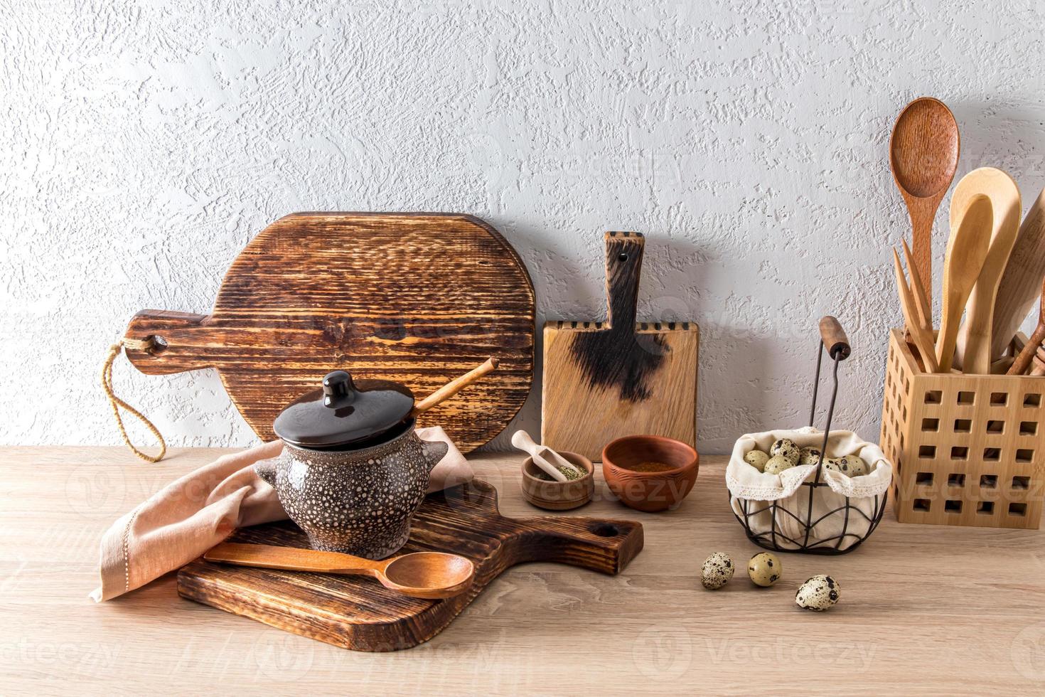 un' impostato di tradizionale di legno e ceramica piatti su il cucina controsoffitto di il nazione Casa. rustico eco stile. zero sciupare. foto