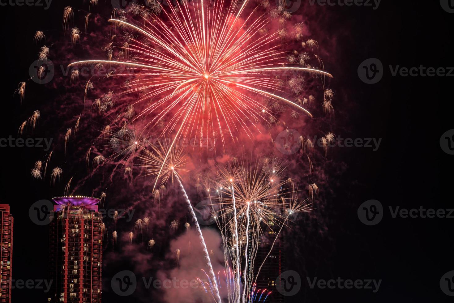 fuochi d'artificio sul fiume nel cielo scuro foto