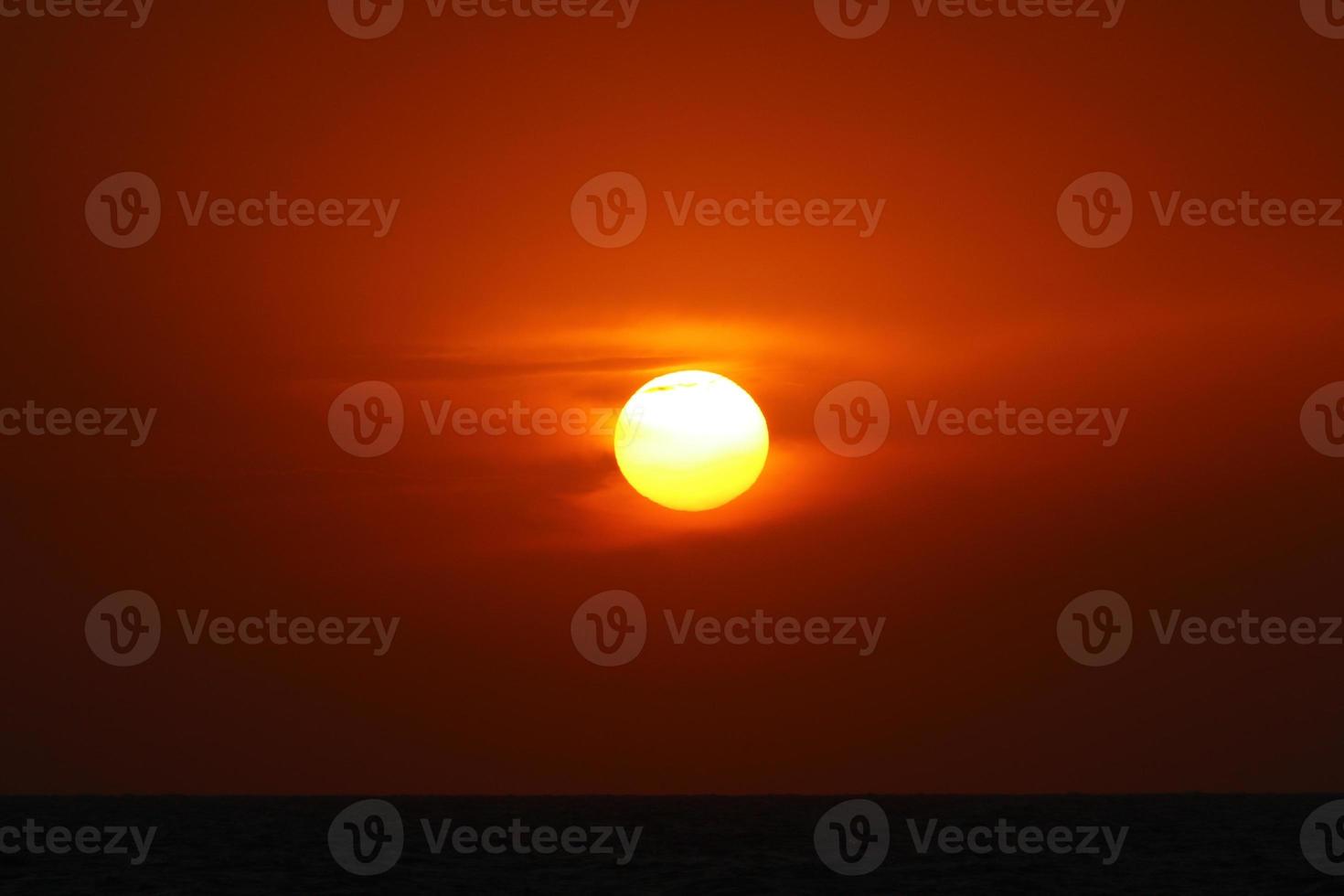 il sole è il più caldo stella nel nostro galassia in giro quale il terra gira. foto