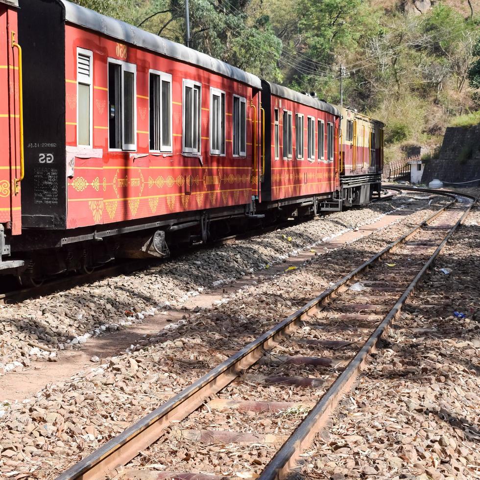 shimla, himachal pradesh, india - 14 maggio 2022 - treno giocattolo percorso kalka-shimla, spostandosi sulla ferrovia verso la collina, trenino da kalka a shimla in india tra il verde della foresta naturale foto