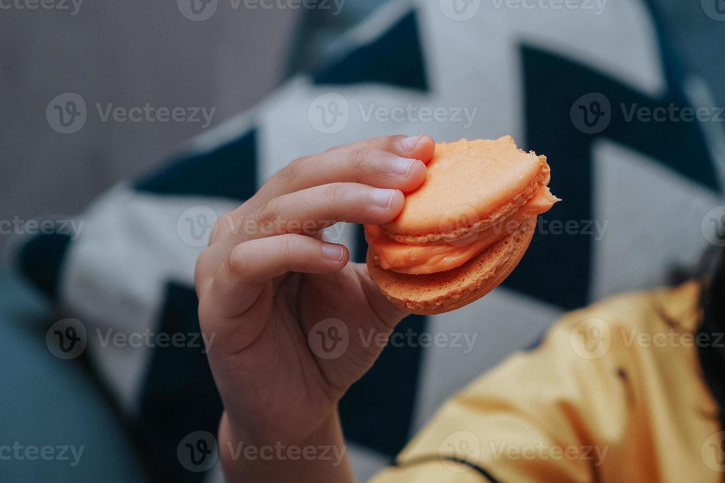 un' del bambino mano Tenere un' macarons foto