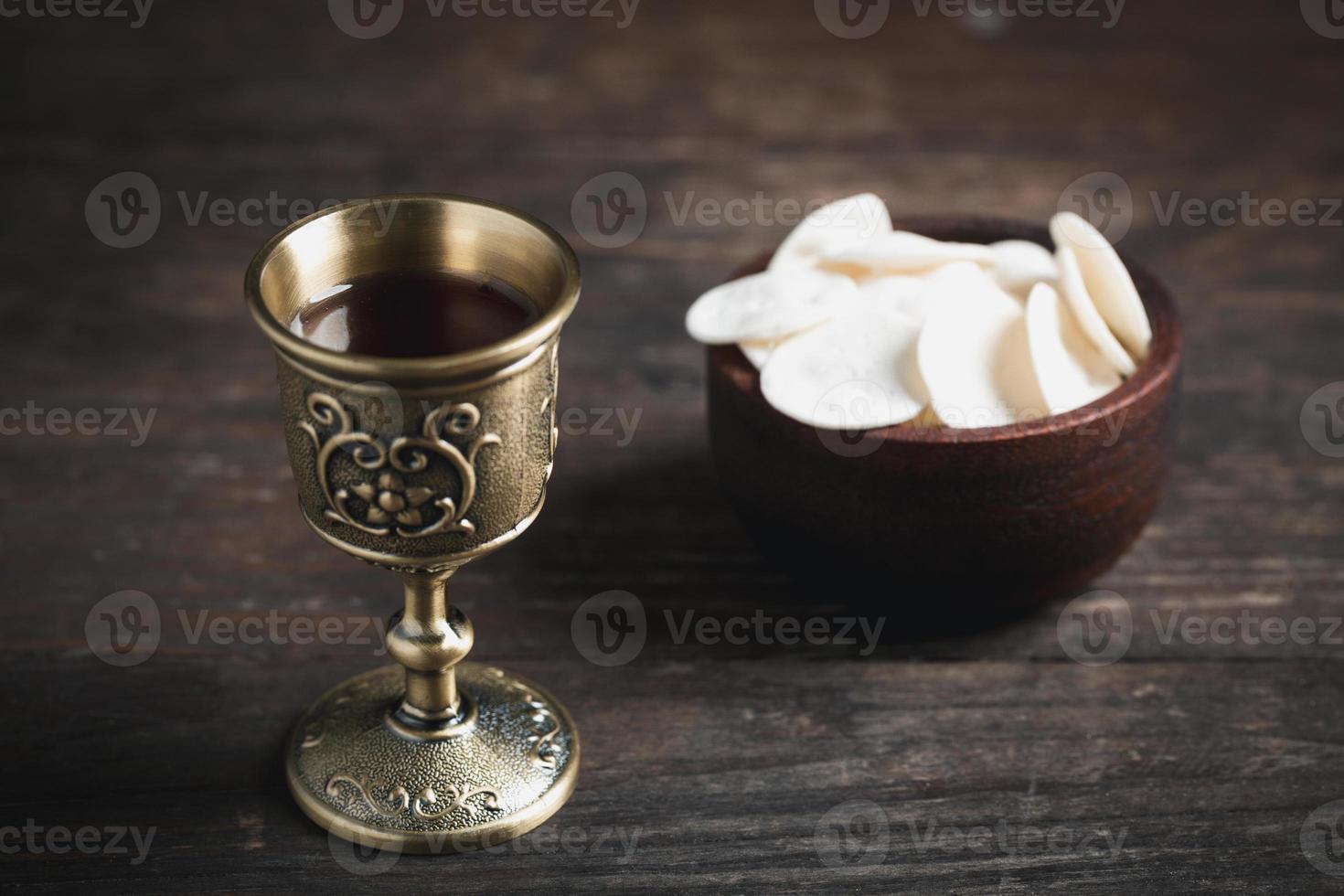 concetto di Eucaristia o santo comunione di cristianesimo. Eucaristia è sacramento istituito di Gesù. durante ultimo cena con discepoli. pane e vino è corpo e sangue di Gesù Cristo di cristiani. foto