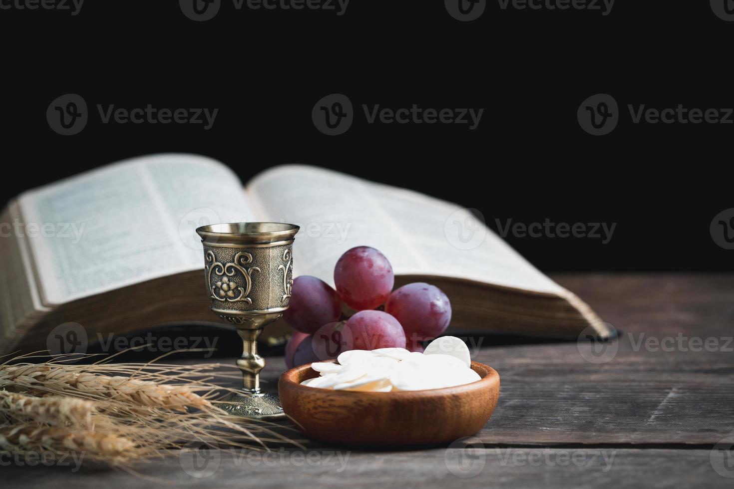 concetto di Eucaristia o santo comunione di cristianesimo. Eucaristia è sacramento istituito di Gesù. durante ultimo cena con discepoli. pane e vino è corpo e sangue di Gesù Cristo di cristiani. foto