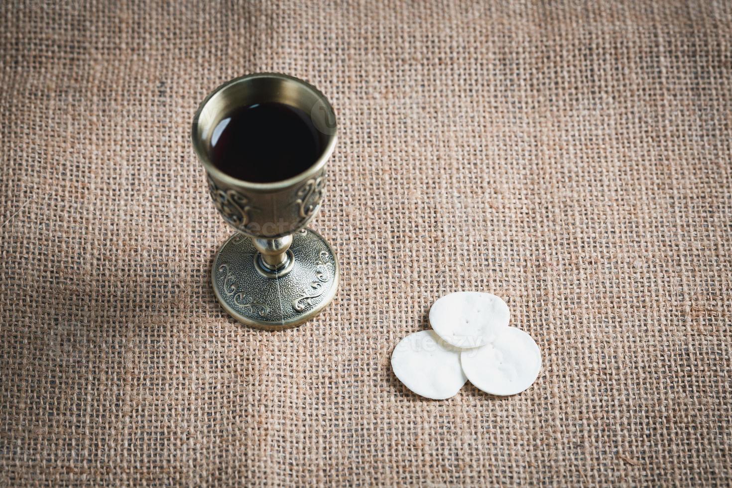 concetto di Eucaristia o santo comunione di cristianesimo. Eucaristia è sacramento istituito di Gesù. durante ultimo cena con discepoli. pane e vino è corpo e sangue di Gesù Cristo di cristiani. foto