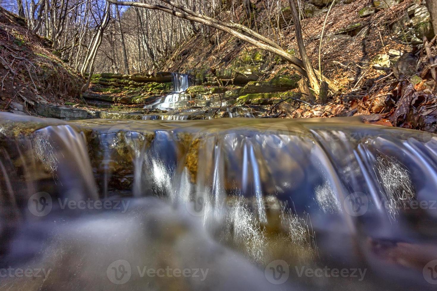 vicino Visualizza di acqua nel piccolo fiume con rocce nel il montagna foto