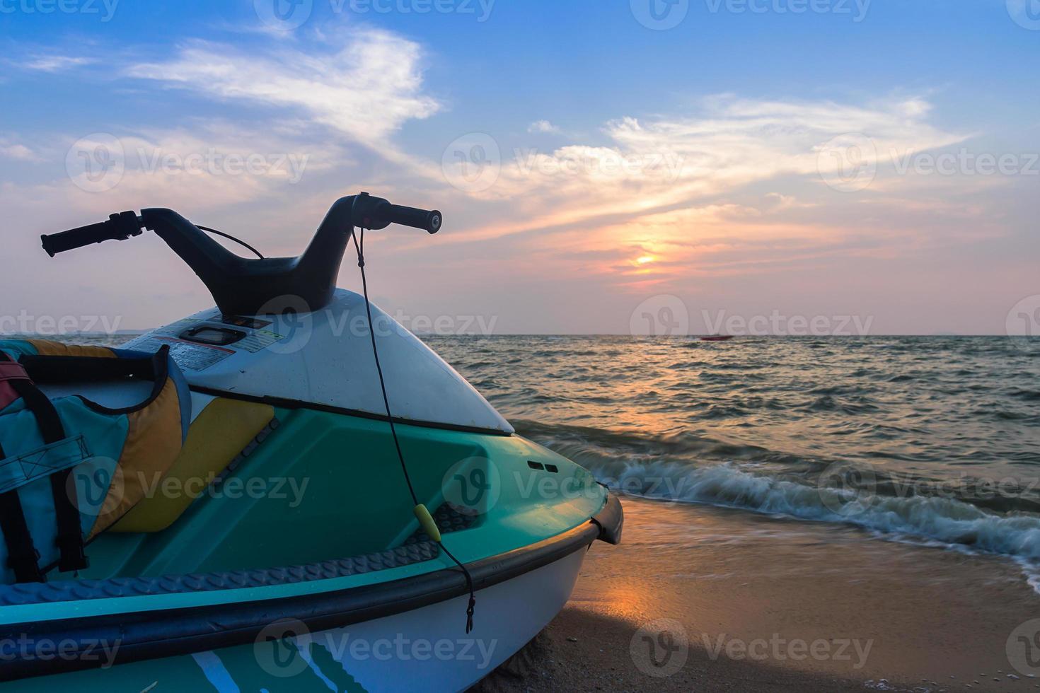 moto d'acqua sulla spiaggia foto