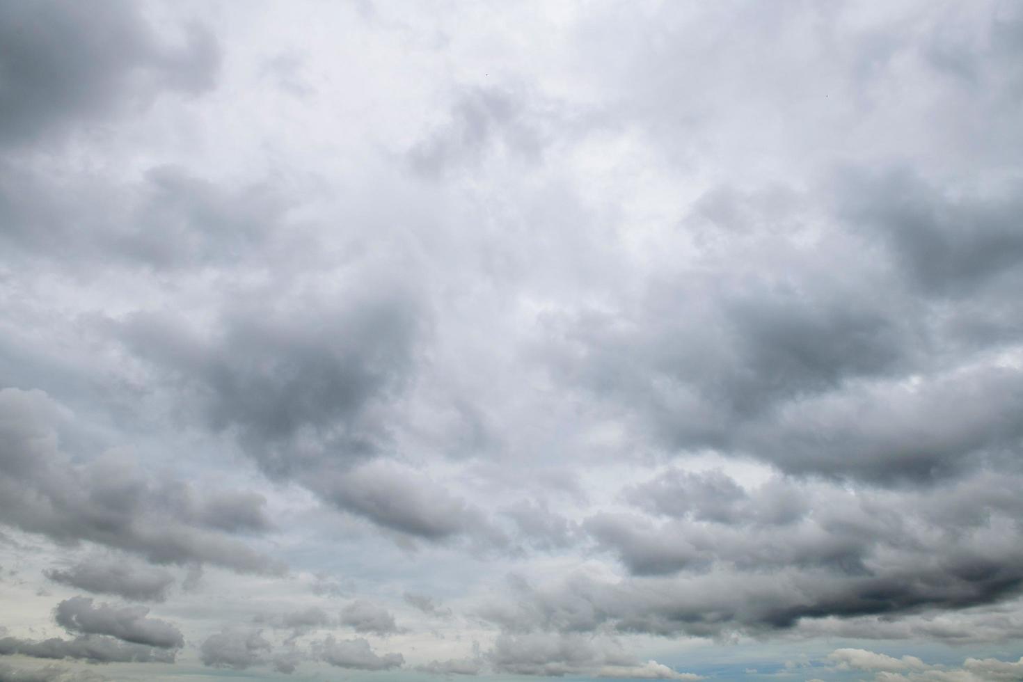 tempesta nuvole galleggiante nel un' piovoso giorno con naturale luce. Cloudscape scenario, nuvoloso tempo metereologico sopra blu cielo. bianca e grigio nuvole panoramico natura ambiente sfondo foto