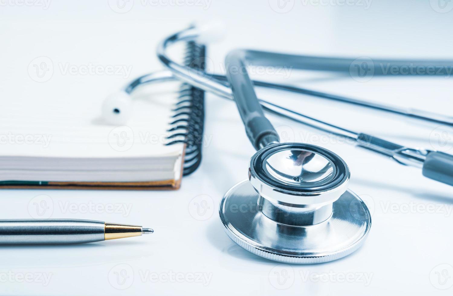 stetoscopio medico per controllo medico e blocco note sul tavolo foto