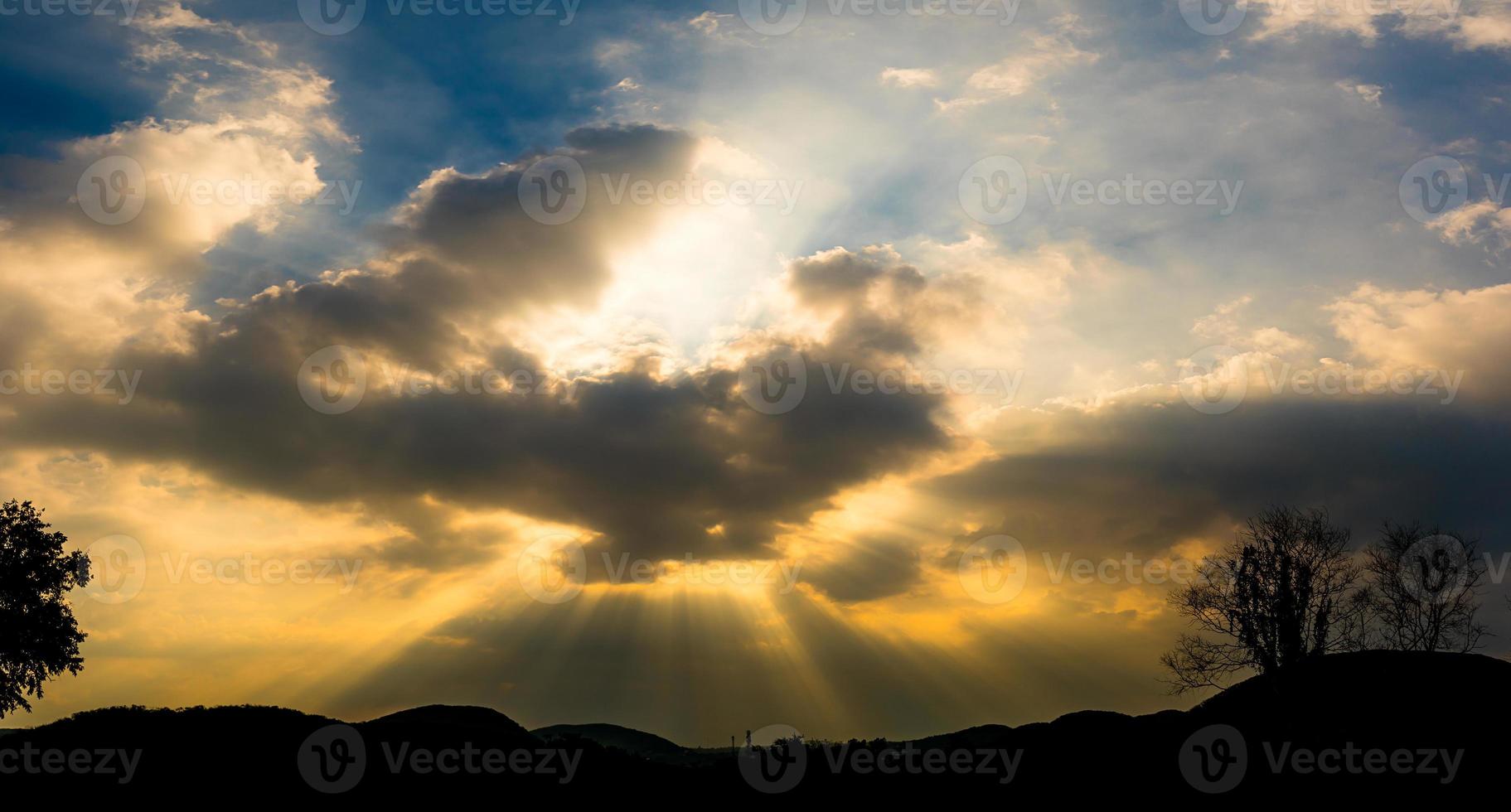 panoramico tramonto con nuvole nel il crepuscolo cielo con montagna silhouette foto