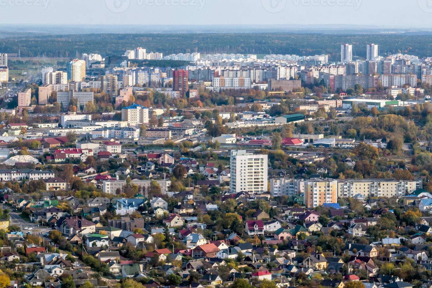 aereo panoramico Visualizza a partire dal altezza di un' multipiano Residenziale complesso e urbano sviluppo nel autunno giorno foto