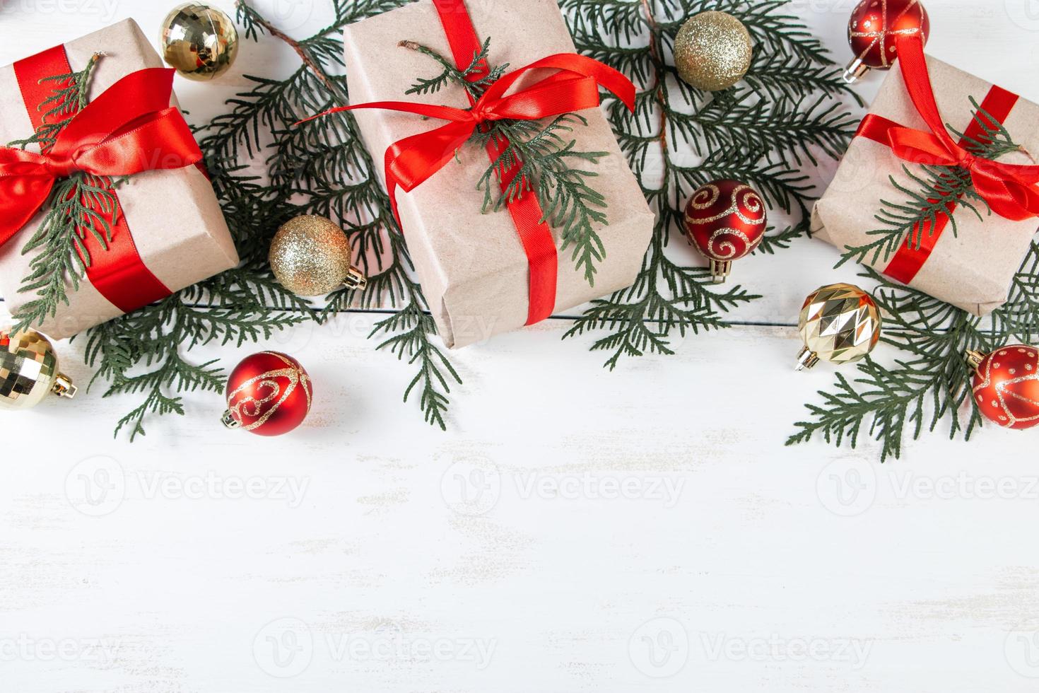 Natale i regali con rosso nastro su bianca sfondo. foto