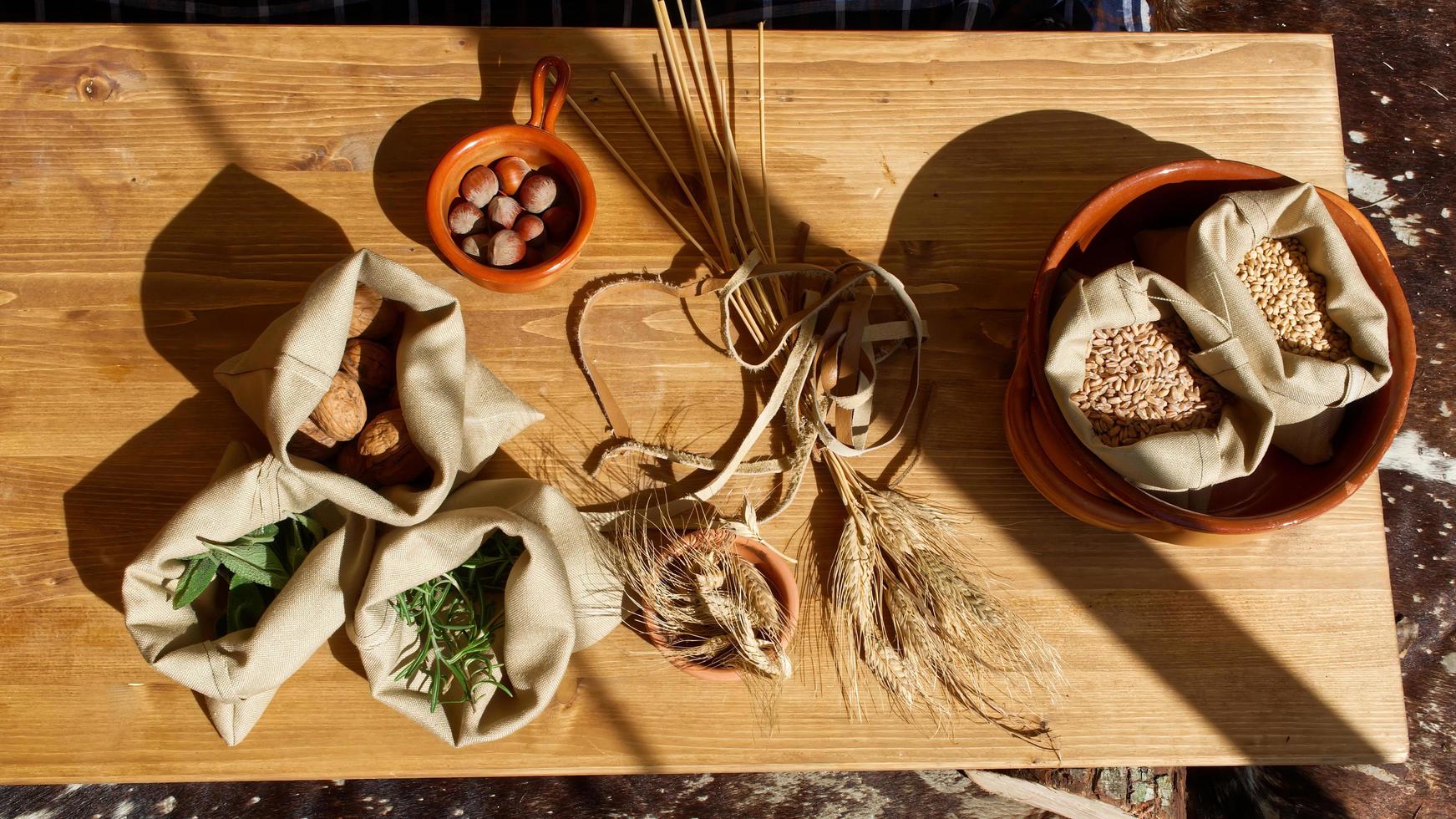 Grano semi, Nocciole, Noci su di legno tavolo. salutare e nutrizione cibo concetto foto