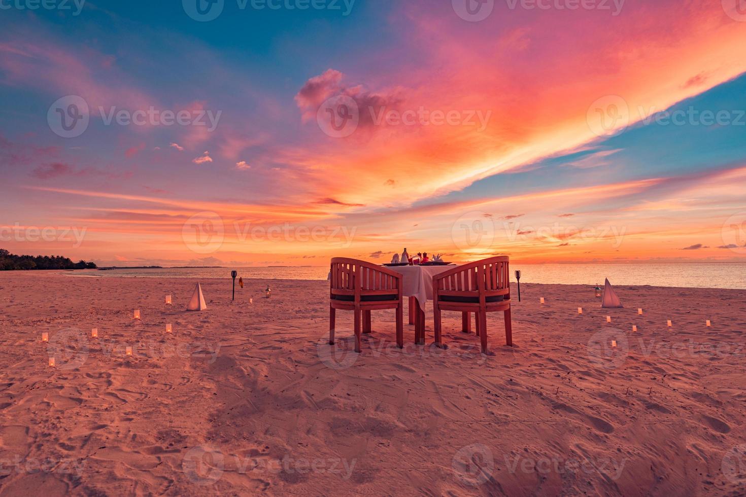tavolo impostare per nozze cerimonia su tramonto spiaggia. romantico destinazione cenare, coppia anniversario romanza celebrazione. amore preparativi solidarieta cena su isola costa. sorprendente cielo mare Visualizza foto