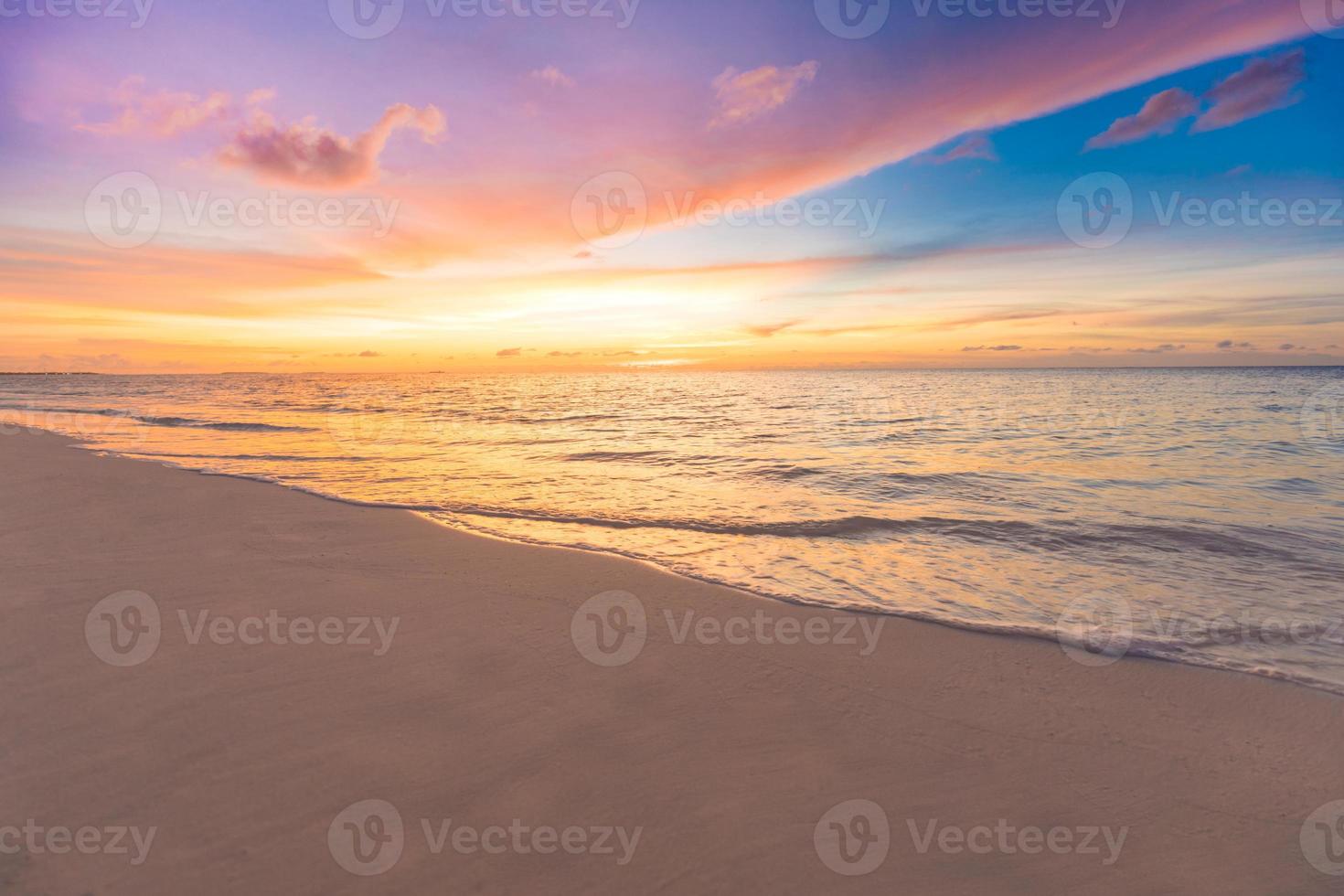 maestoso avvicinamento Visualizza di calma mare acqua onde con arancia Alba tramonto luce del sole. tropicale isola spiaggia paesaggio, esotico riva costa. estate vacanza, vacanza sorprendente natura scenico. rilassare Paradiso foto