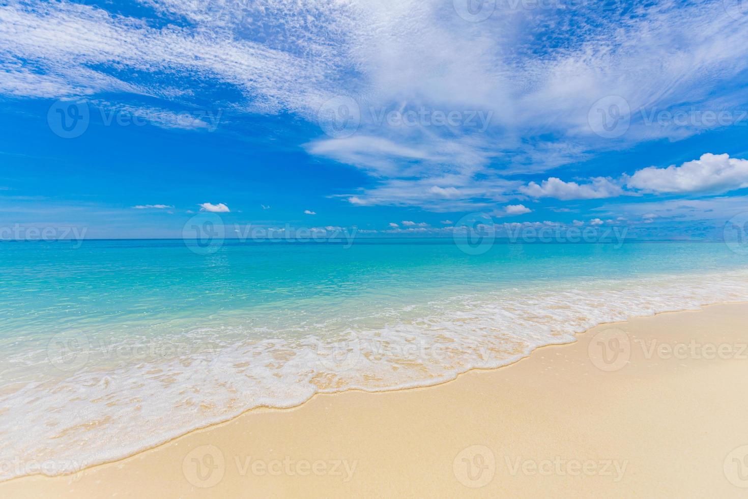 avvicinamento mare sabbia su spiaggia e blu estate cielo. panoramico spiaggia paesaggio. vuoto tropicale spiaggia e paesaggio marino. rilassare incontaminato acqua riflessione, superficie, orizzonte. tranquillo sorprendente oceano Visualizza. paesaggio marino foto